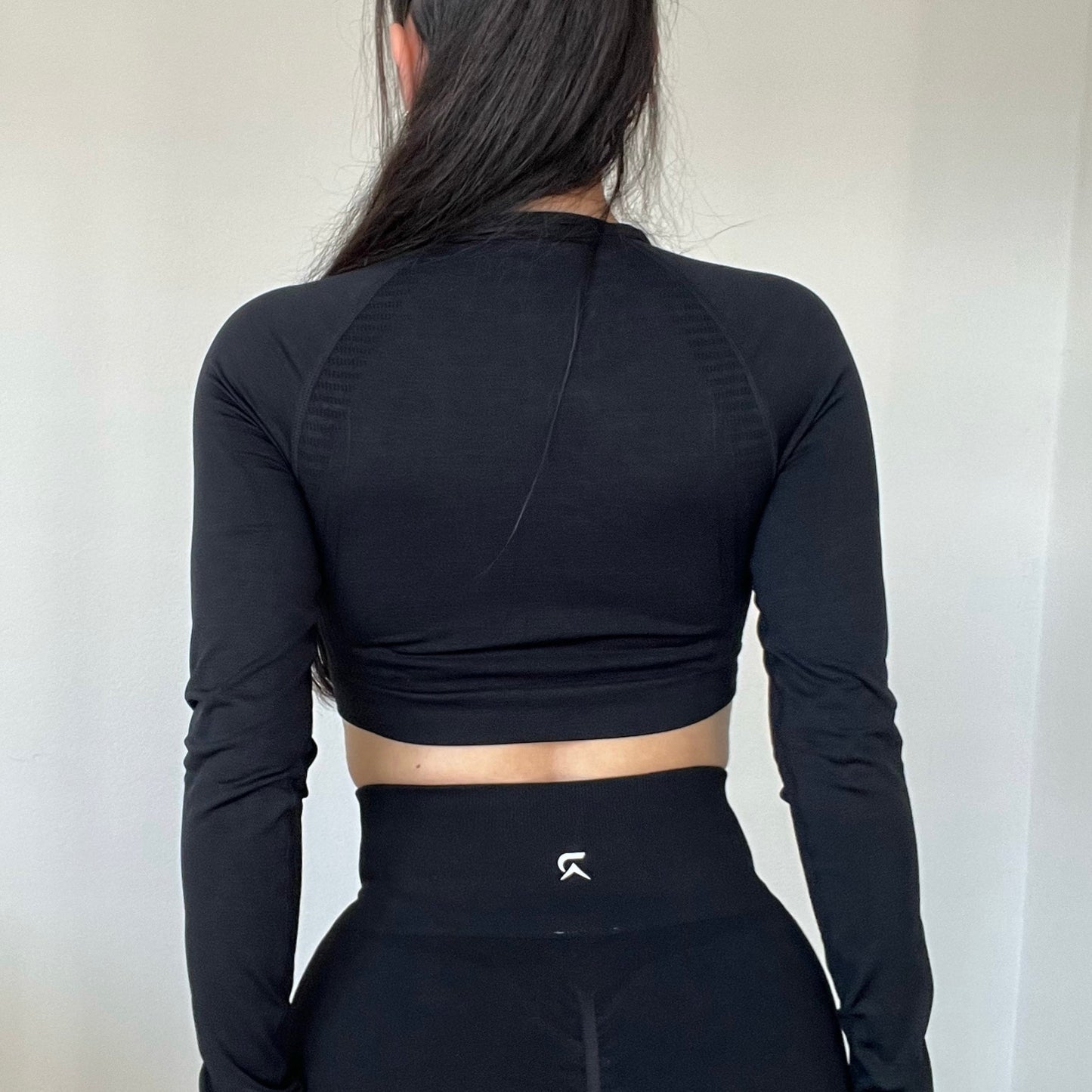 Essential Long Sleeve Croptop - Black