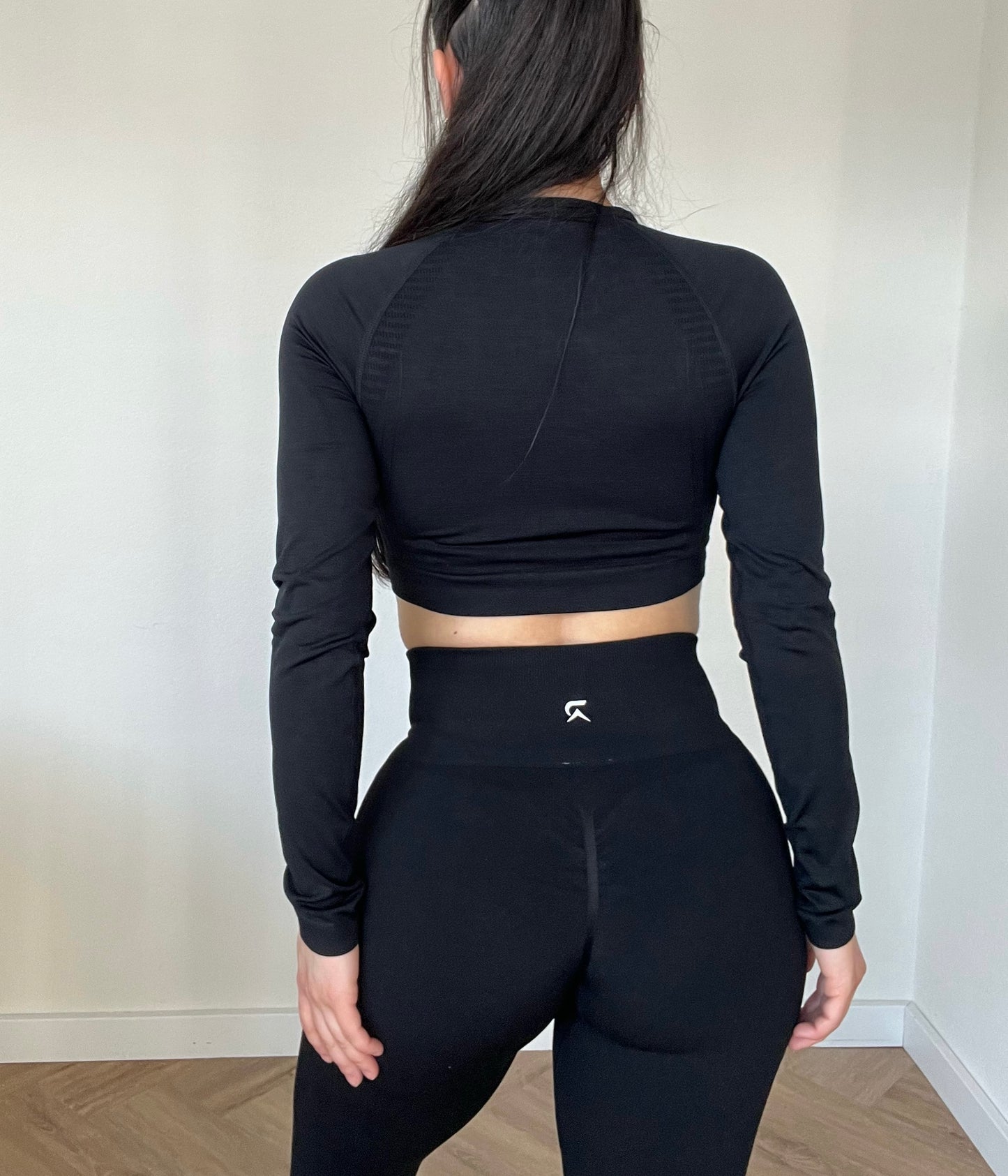 Essential Long Sleeve Croptop - Black