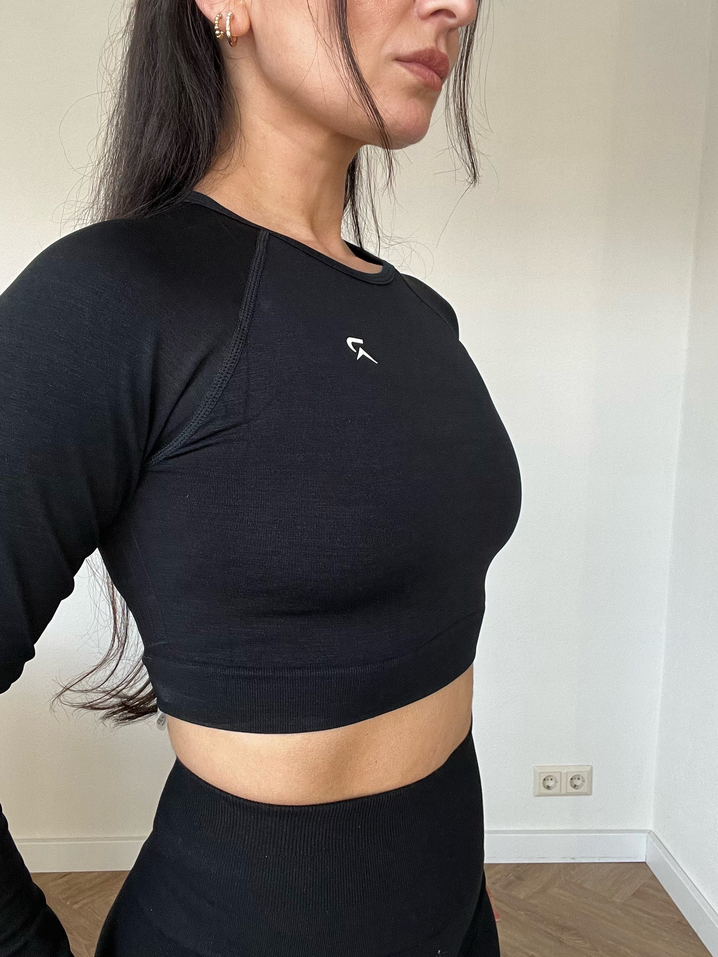 Essential Long Sleeve Croptop - Black